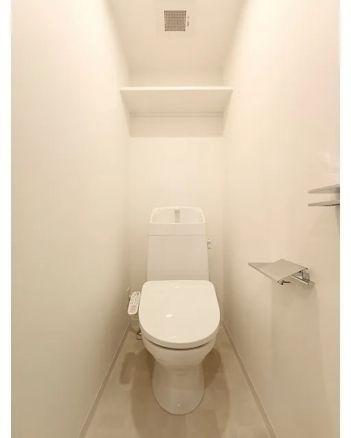 Tasuki Smart Shin-Otsuka III - Interior - ["Toilet seat", "Toilet", "Flooring"]