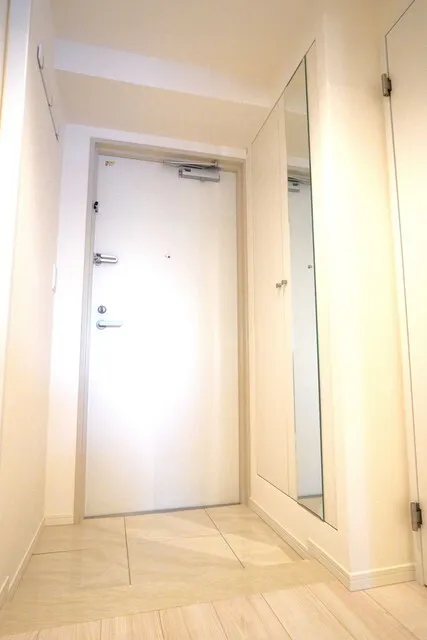 La Casa Hiroo - Interior - ["Fixture", "Door", "Handle"]