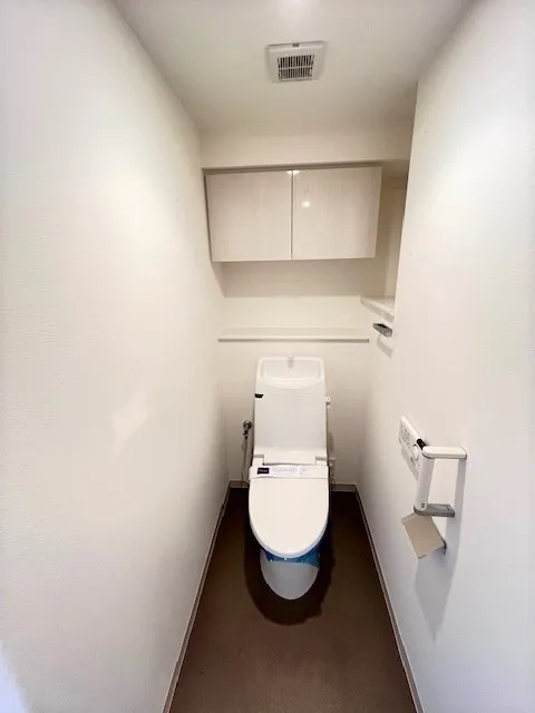 Residia Tower Kamiikebukuro (Tower Building) - Interior - ["Toilet seat", "Toilet", "Plumbing fixture"]