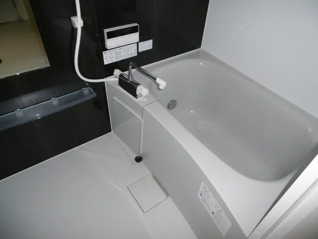 Chestnut Villa - Interior - ["Plumbing fixture", "Bathtub", "Bathroom"]