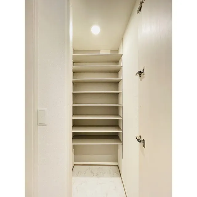 Le Chamveil - Interior - ["Building", "Door", "Fixture"]