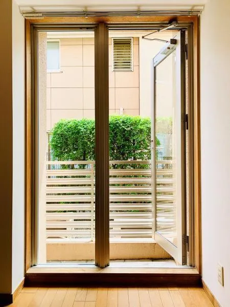 Bregrace Sangubashi - Interior - ["Wood", "Home Door", "Glass"]