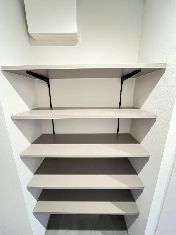 Live en Fleur - Interior - ["Shelf", "Shelving", "Interior design"]