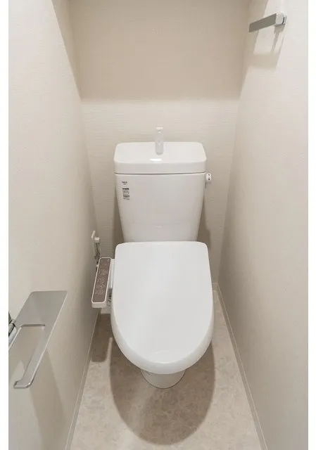 Comforia Oji - Interior - ["Brown", "Toilet seat", "Plumbing fixture"]