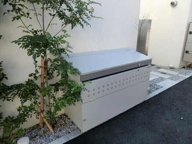 FARE Uehara Noye EAST - Other - ["Plant", "Table", "Rectangle"]