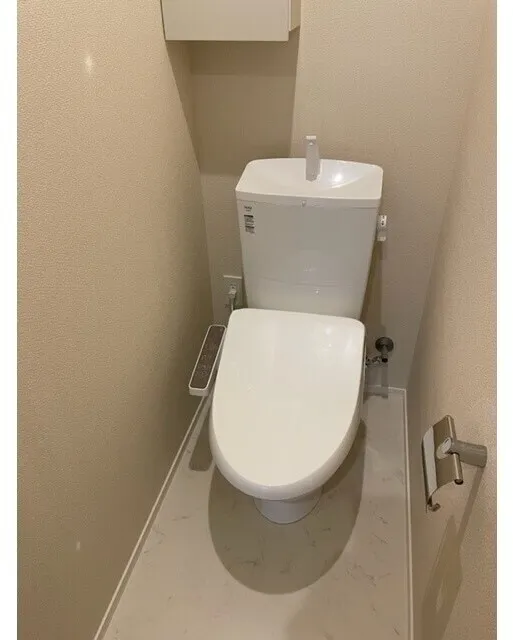 KI Minami Aoyama - Interior - ["Toilet seat", "Toilet", "Plumbing fixture"]