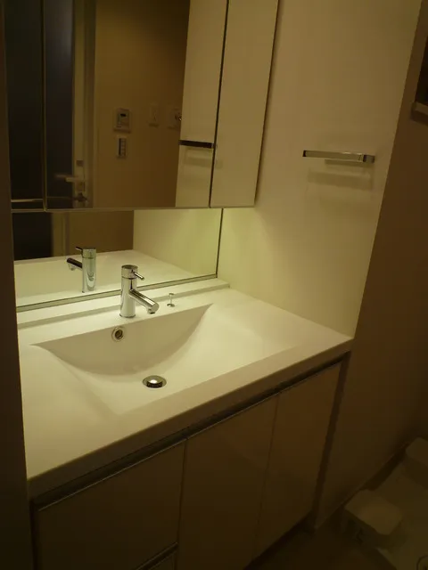Maison Calme - Interior - ["Mirror", "Tap", "Bathroom sink"]