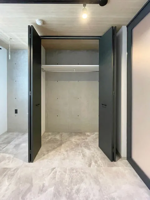 Destino Residencia Arakawa - Interior - ["Wood", "Hall", "Building"]