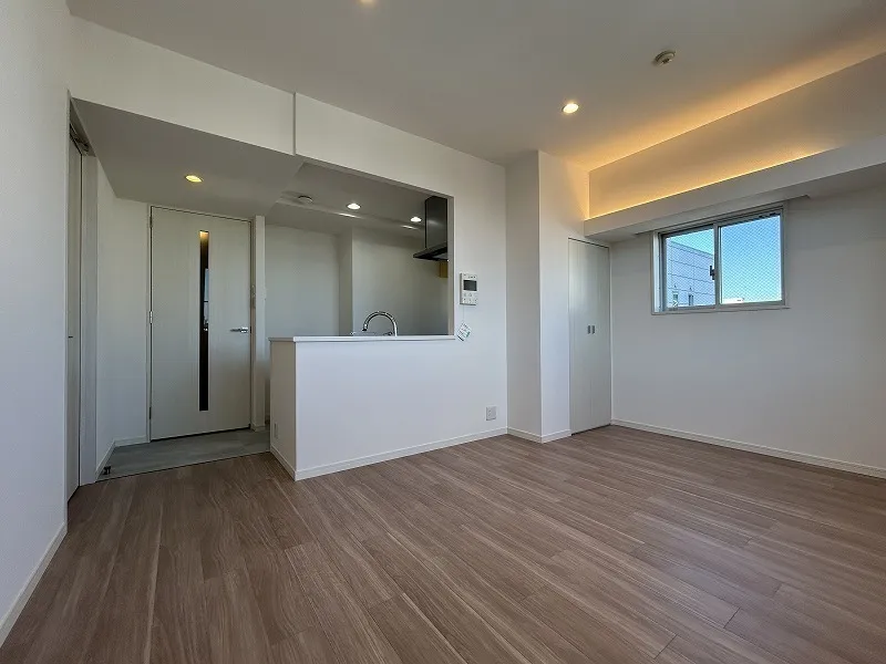 Doue Ginza East II - Interior - ["Ceiling", "Flooring", "Floor"]