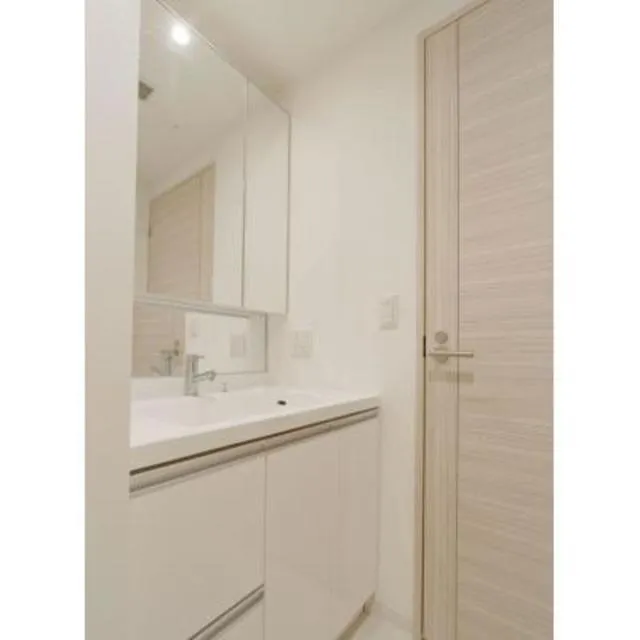 The Tokyo Towers Midtower - Interior - ["Mirror", "Sink", "Fixture"]