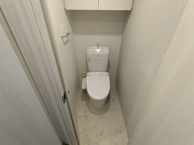 Harmony Residence Kamata Art Villa - Interior - ["Toilet", "Bathroom", "Plumbing fixture"]