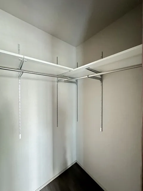 Royal Parks Shinagawa - Interior - ["Ceiling", "Pipe", "Clothes hanger"]
