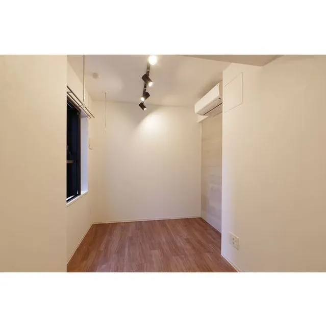 Zinnia Fudomae - Interior - ["Window", "Rectangle", "Hall"]