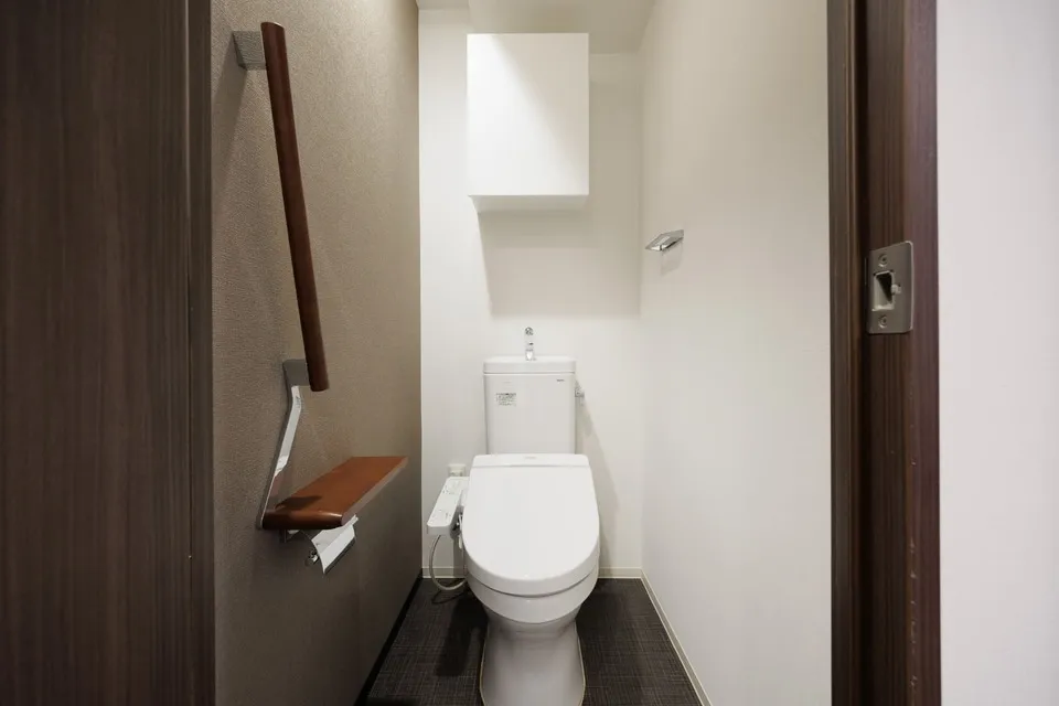 Hmlet Shinjuku Tower - Interior - ["Toilet seat", "Toilet", "Flooring"]