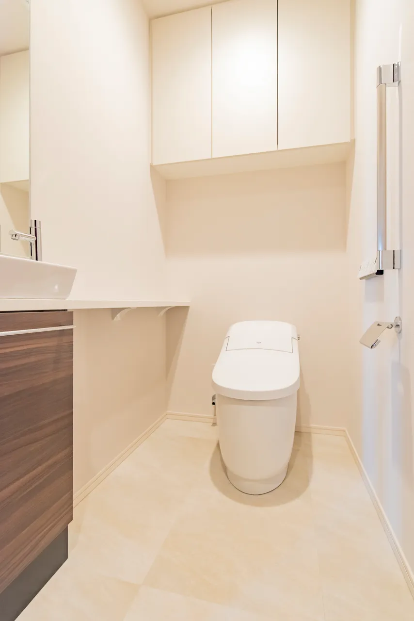 Nakano Station Residence - Interior - ["Flooring", "Toilet seat", "Floor"]