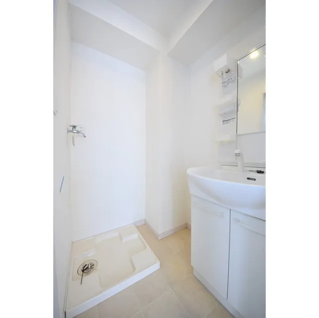 Polar Oku - Interior - ["Mirror", "Property", "Plumbing fixture"]