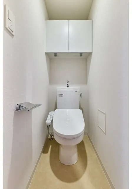 Gran Casa Oku - Interior - ["Toilet seat", "Toilet", "Bathroom"]