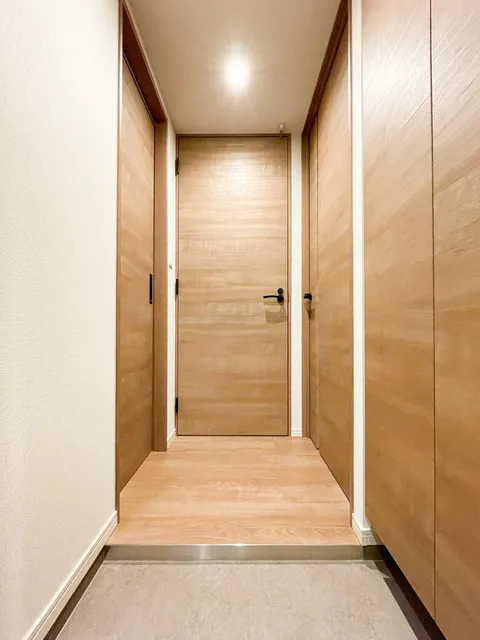 Preasvelta Minowa - Interior - ["Flooring", "Floor", "Wall"]