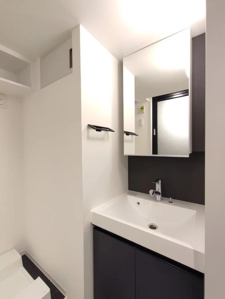 Cross Residence Takadanobaba - Interior - ["Mirror", "Sink", "Fixture"]