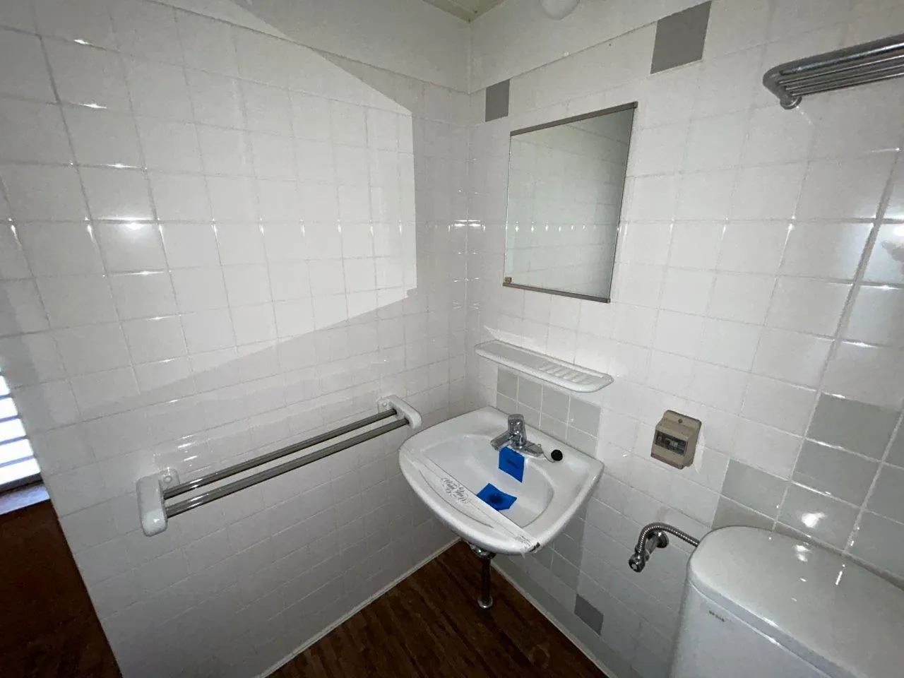 Aikawa Residence - Interior - ["Flooring", "Plumbing fixture", "Bathroom"]