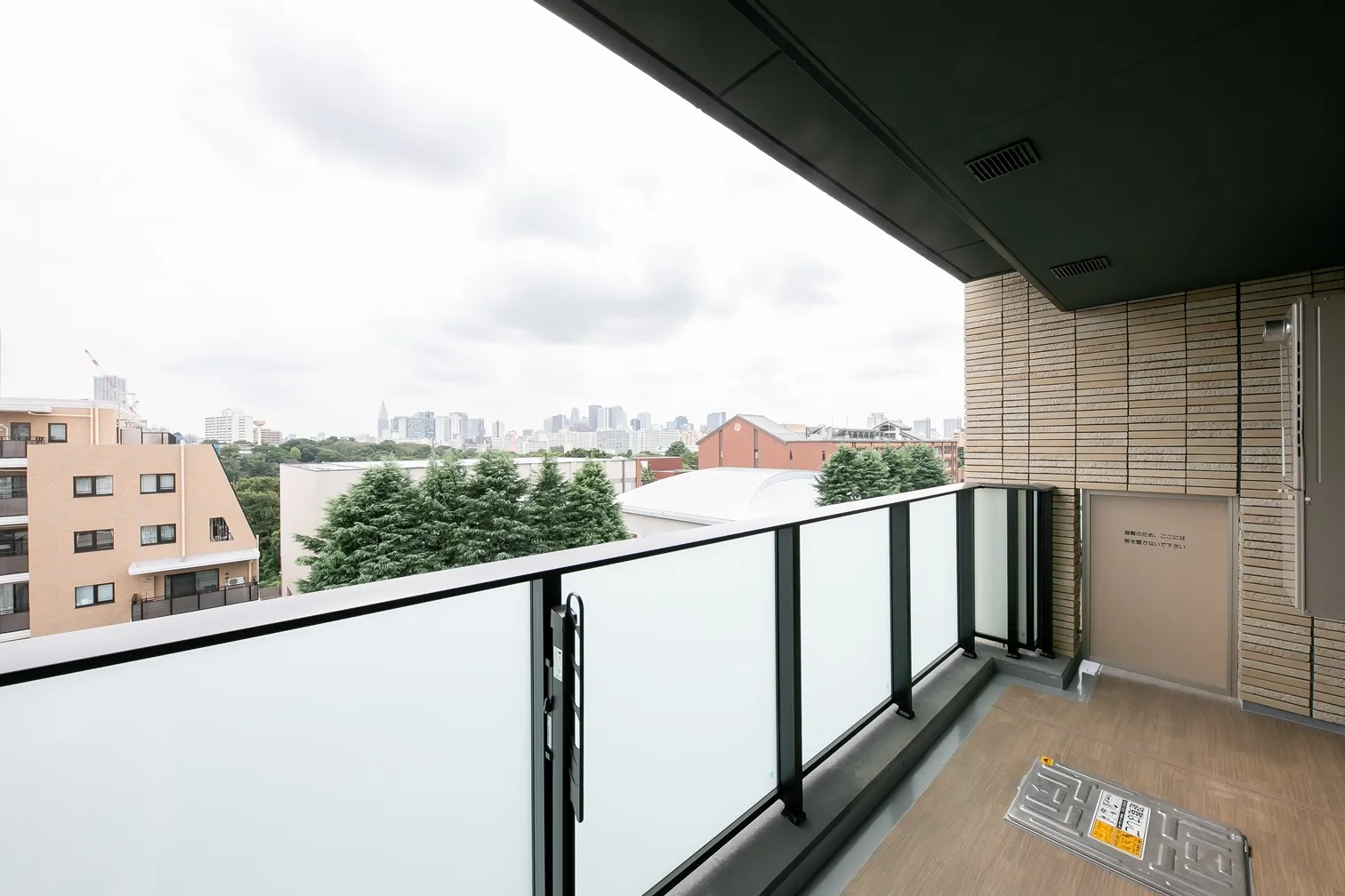 Doue Waseda - Interior - ["Sky", "Building", "Window"]