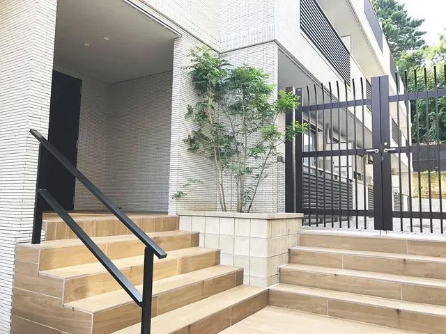 AIFLAT MEJIRO - Exterior - ["Handrail", "Property", "Stairs"]