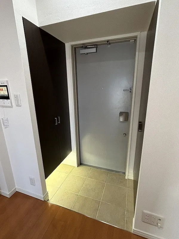 Belle Face Hongo Yumicho - Interior - ["Floor", "Flooring", "Door"]