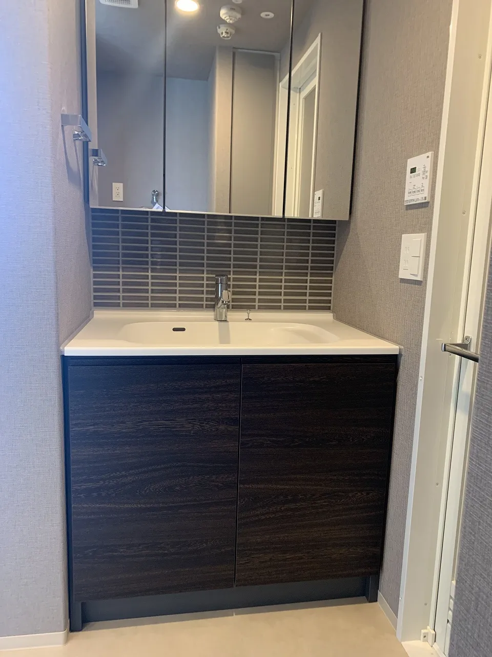 Gran Casa Oshima - Interior - ["Mirror", "Sink", "Cabinetry"]
