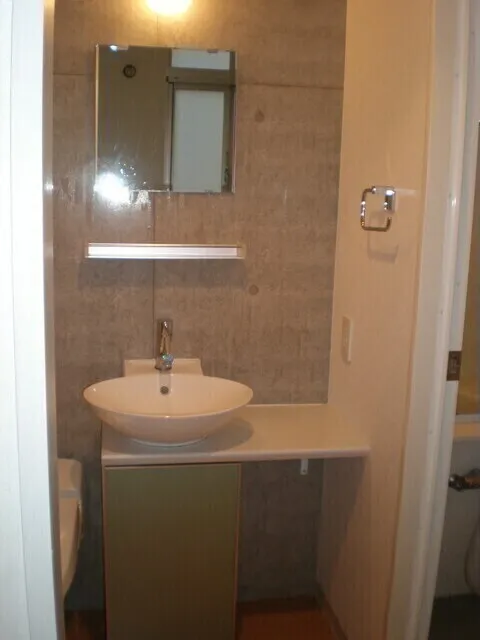 Silverado Springs - Interior - ["Brown", "Mirror", "Tap"]