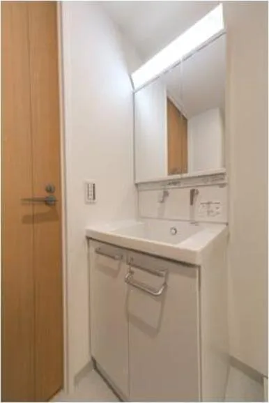 UTA HOUSE - Interior - ["Mirror", "Bathroom cabinet", "Cabinetry"]