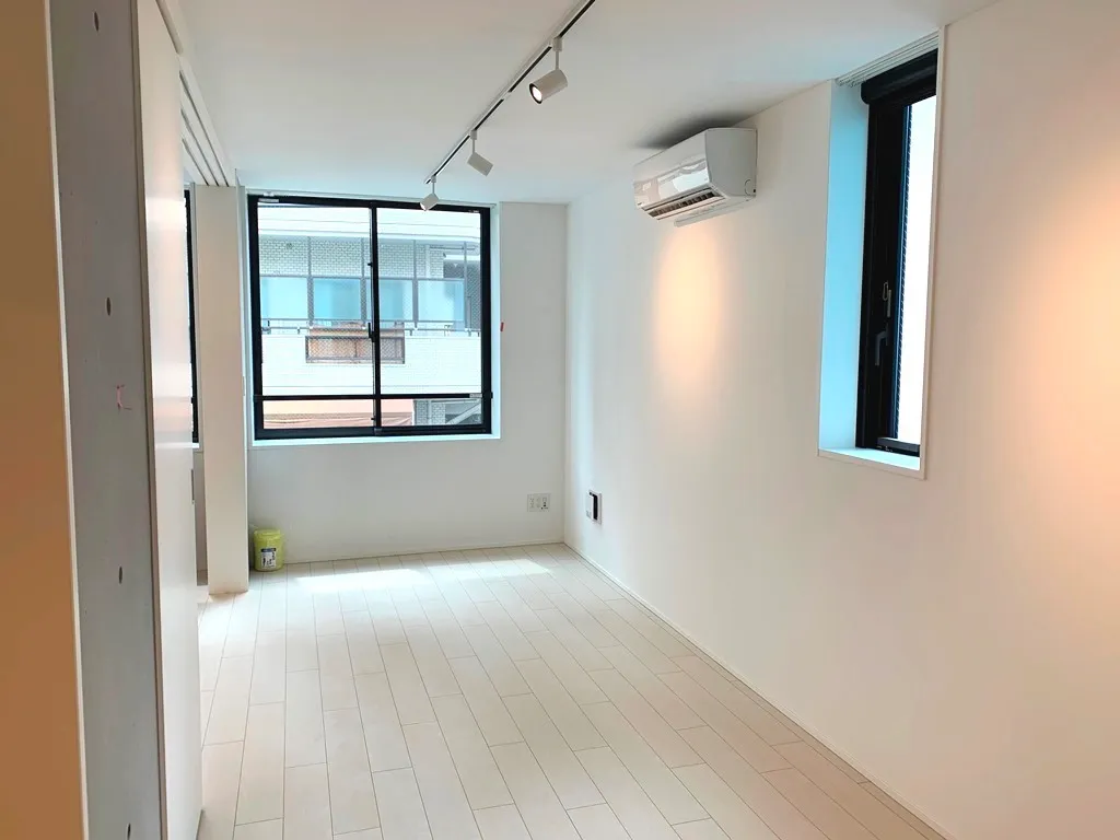 La Douceur Nerima - Interior - ["Window", "Fixture", "Building"]