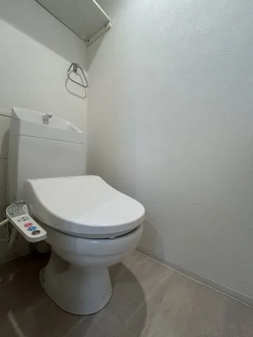 El Faro Komazawa Daigaku - Interior - ["Toilet seat", "Toilet", "Plumbing fixture"]