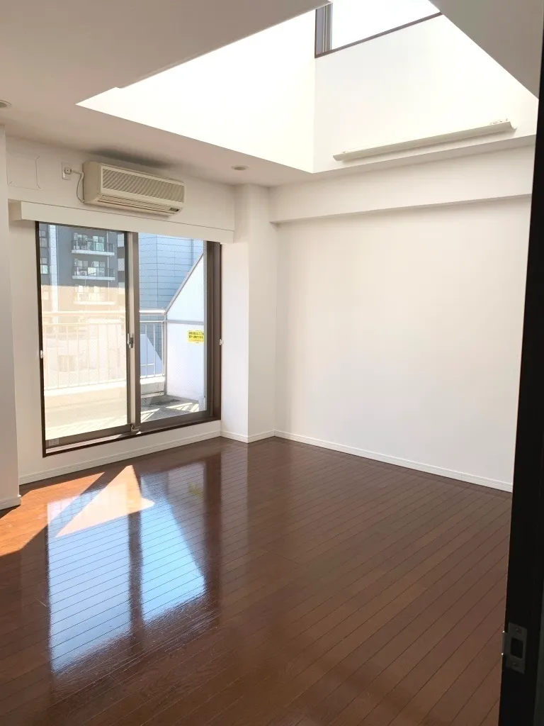 Shiba Park Apartment - Interior - ["Building", "Window", "Fixture"]