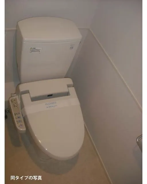 Comforia Shibaura Bauhaus - Interior - ["Toilet seat", "Plumbing fixture", "Toilet"]