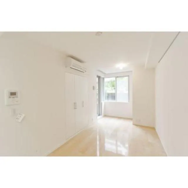 Park Axis Tameike-Sanno - Interior - ["Window", "Fixture", "Wood"]