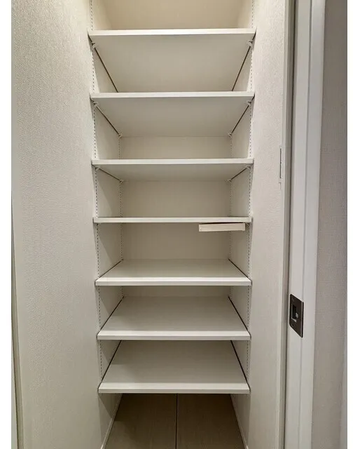 Asyl Court Nerima Nakamurabashi - Interior - ["Shelving", "Shelf", "Wood"]