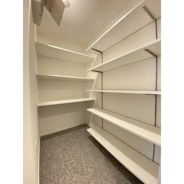 LIBR GRANT Haneda - Interior - ["Bookcase", "Shelf", "Furniture"]