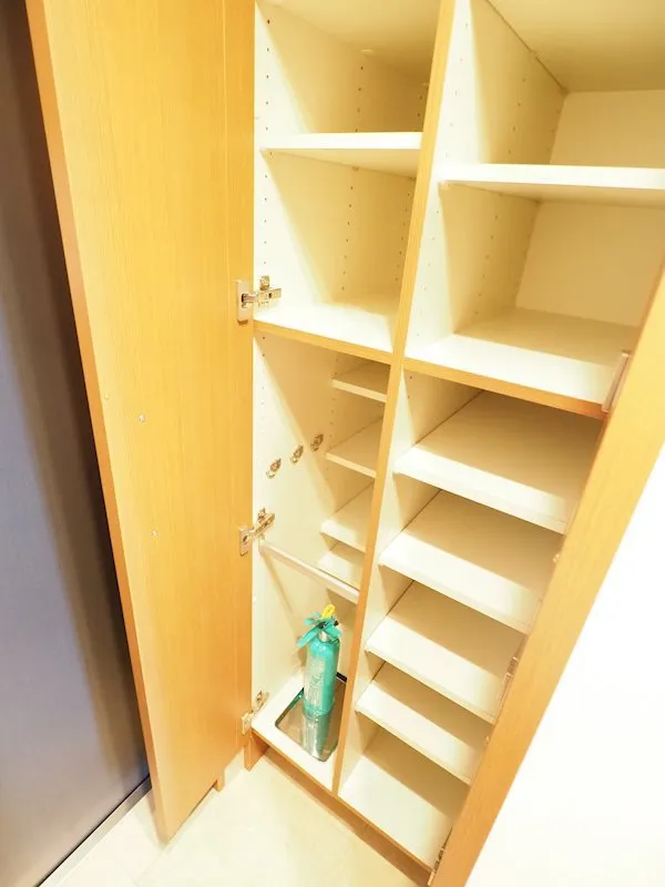 Residia Bunkyo Hongo - Interior - ["Furniture", "Shelf", "Bookcase"]
