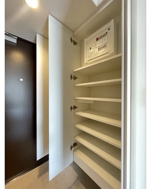 Stylio Kamata West - Interior - ["Wood", "Flooring", "Shelving"]