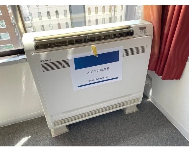 Actor'S Seat Building - Interior - ["Curtain", "Office equipment", "Output device"]