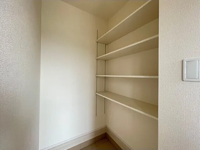 Kolet Itabashi Yotsuba #04 - Interior - ["Shelving", "Wood", "Flooring"]