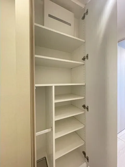 Comforia Liv Minamisunamachi East - Interior - ["Wood", "Flooring", "Shelving"]