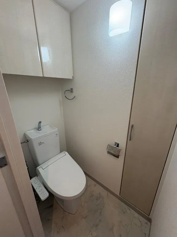 Central Crib Roppongi III - Interior - ["Plumbing fixture", "Toilet seat", "Toilet"]