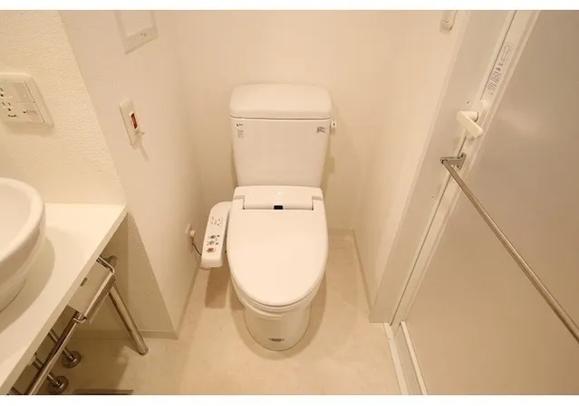 Comforia Kasuga Tomisaka - Interior - ["Toilet seat", "Toilet", "Plumbing fixture"]