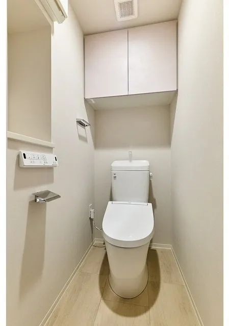 Lefon Progres Akabane Marks - Interior - ["Toilet seat", "Toilet", "Flooring"]