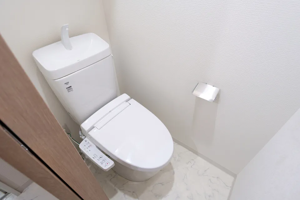 Hmlet Shiba Park - Interior - ["Toilet seat", "Plumbing fixture", "Toilet"]