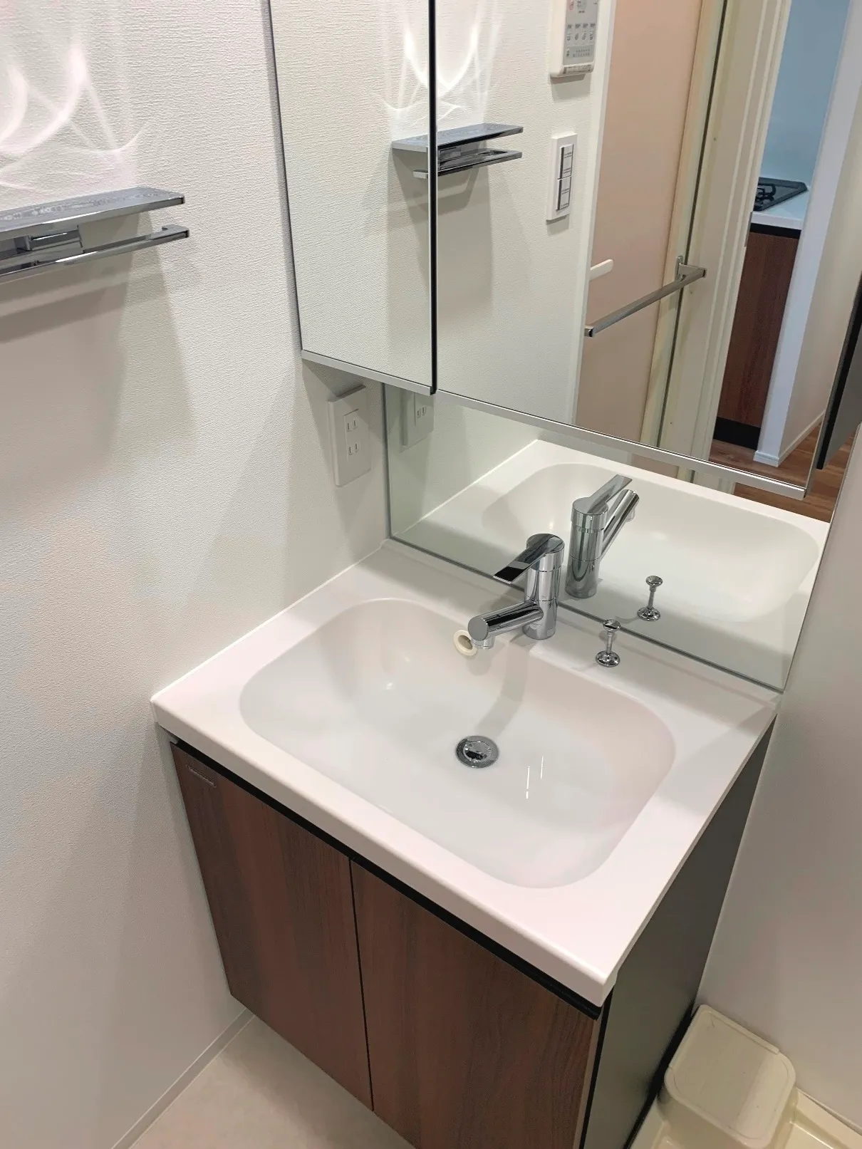 SP Court Oku South - Interior - ["Bathroom Sink", "Flooring", "Plumbing fixture"]
