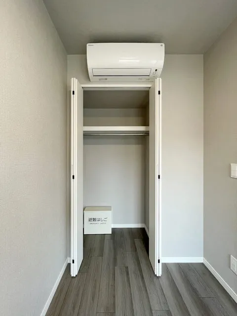 La Perla Ichigaya-Sadoharacho - Interior - ["Fixture", "Wood", "Flooring"]