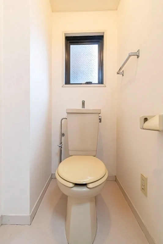 Poseidon Patio - Interior - ["Toilet seat", "Toilet", "Bathroom"]
