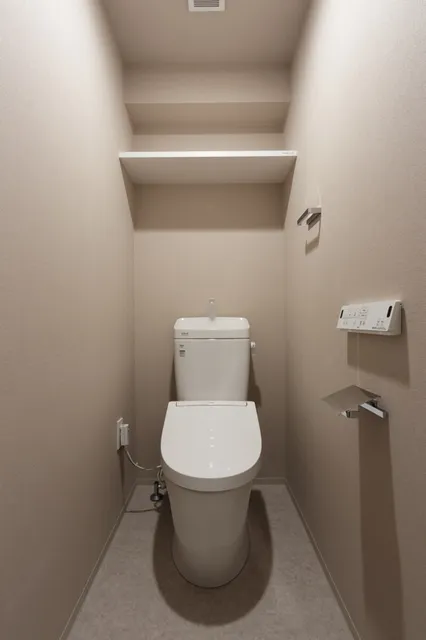 El Sereno Yokohama - Interior - ["Toilet seat", "Toilet", "Flooring"]